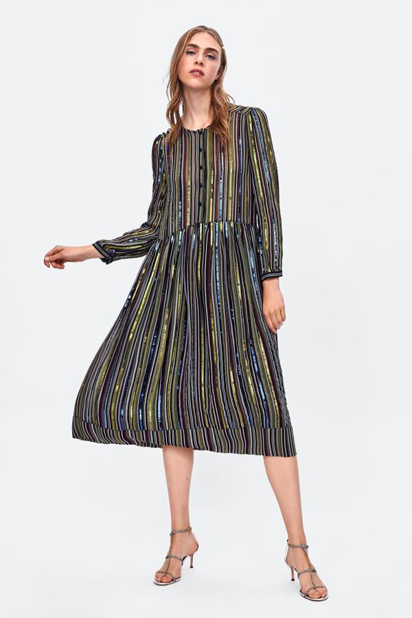 ¿Brillos para un look de invitada de día? ¡Por qué no! Prueba con este vestido midi de lentejuelas de Zara, que cuesta 49.95 euros.