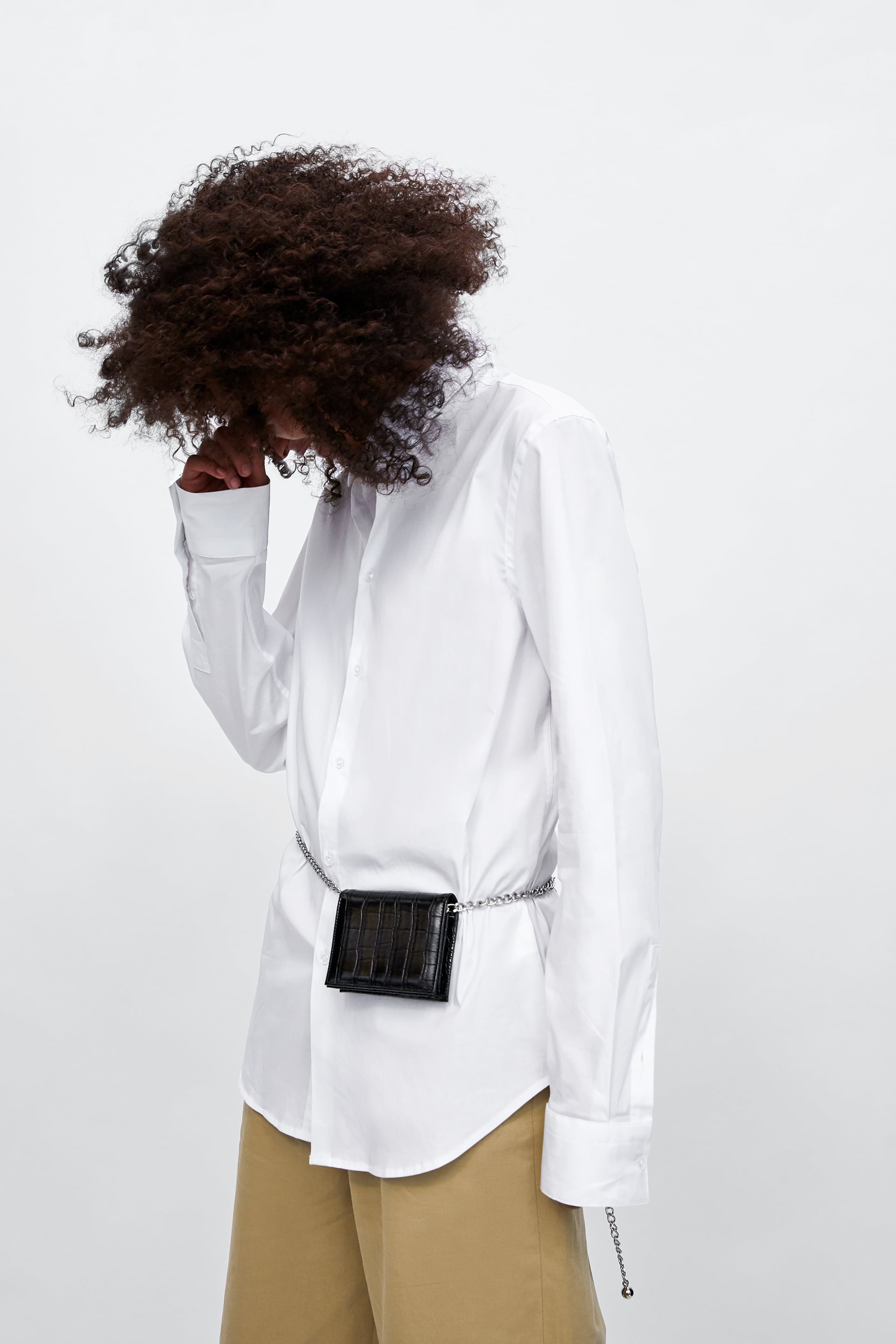 Minicartera riñonera a la cintura. En negro, rosa o mostaza, es fantástica: apenas ocupa sitio y ciñe los volúmenes de la ropa como debe. Es de Zara (15,99 euros).