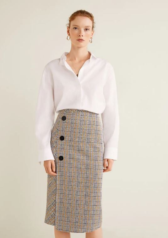 4. La falda lápiz. Imposible no caer en la tentación de esta falda lápiz a cuadros príncipe de Gales (39,99 euros en Mango).