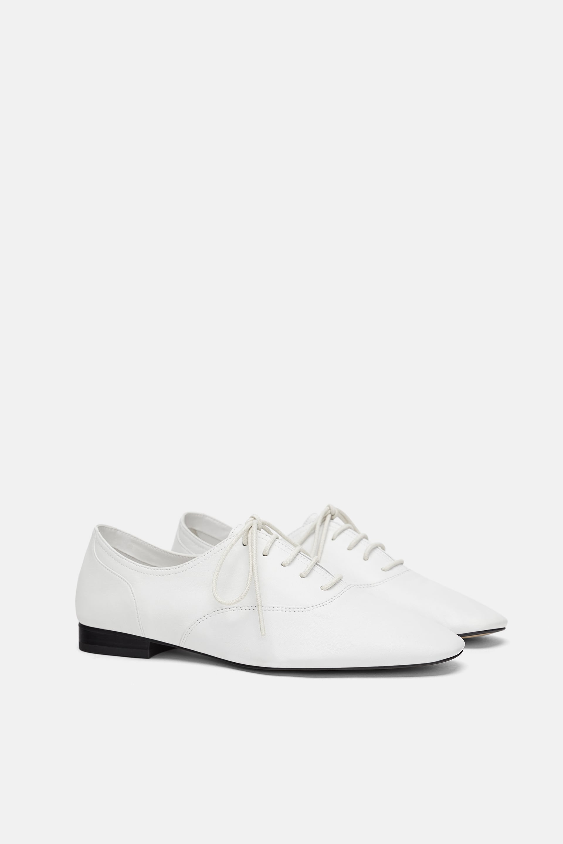 Blucher. Porque se puede ir tranquilamente en plano sin renunciar al blanco (Zara, 45,95 euros).
