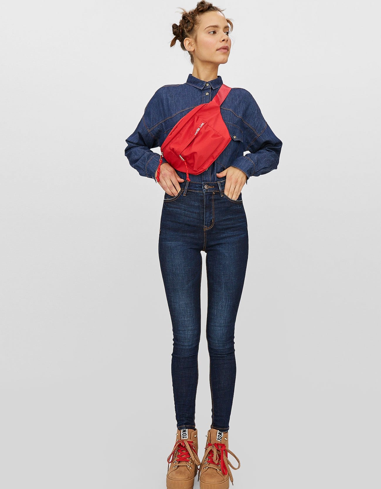 Gran formato. Aunque en principio este modelo de Stradivarius puede parecer muy grande y deportivo, combinado con un look doble denim resulta altamente efectivo.