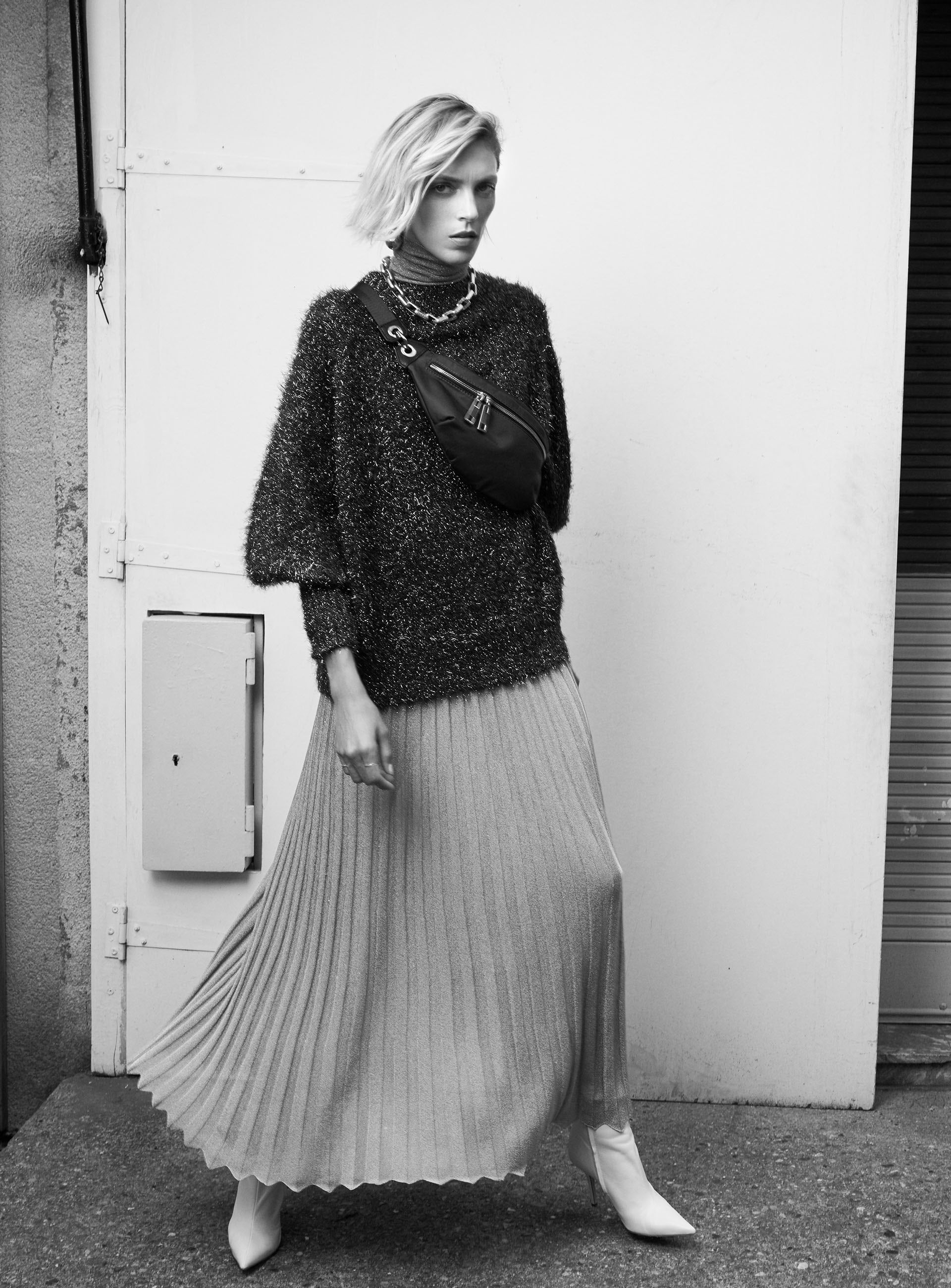 Cruzada sobre el pecho. Comodísima posición, siempre que no tengas demasiado pecho (Zara, 29,95 euros).