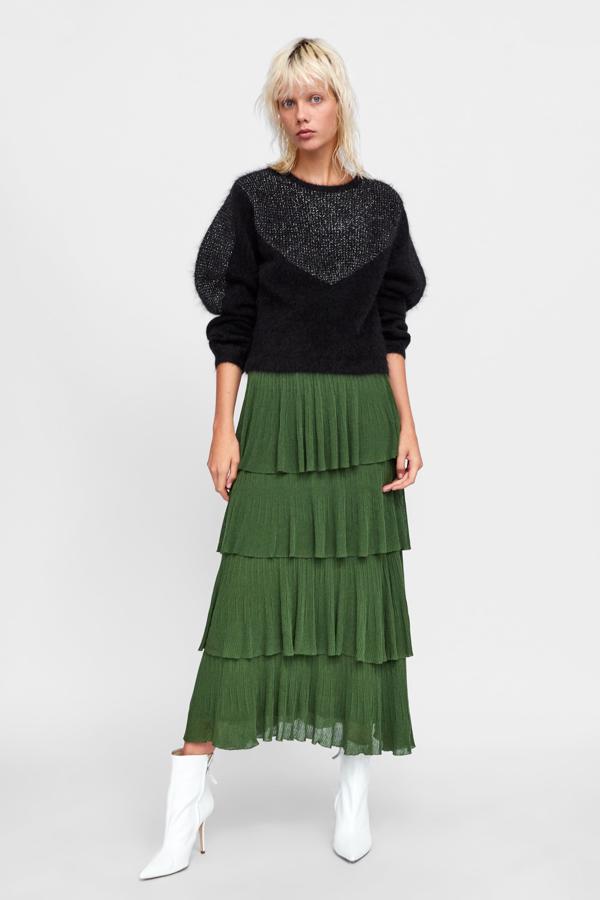 Además, como te decíamos, es muy versátil y fácil de combinar. Porque con un top lencero, te hace un look de fiesta; con una blusa de seda consigues un estilismo 10 de invitada perfecta; y con un maxi jersey de lana y botines, como en esta foto, puedes ponértela para ir a la oficina (y derrochar estilo después en el 'after work').