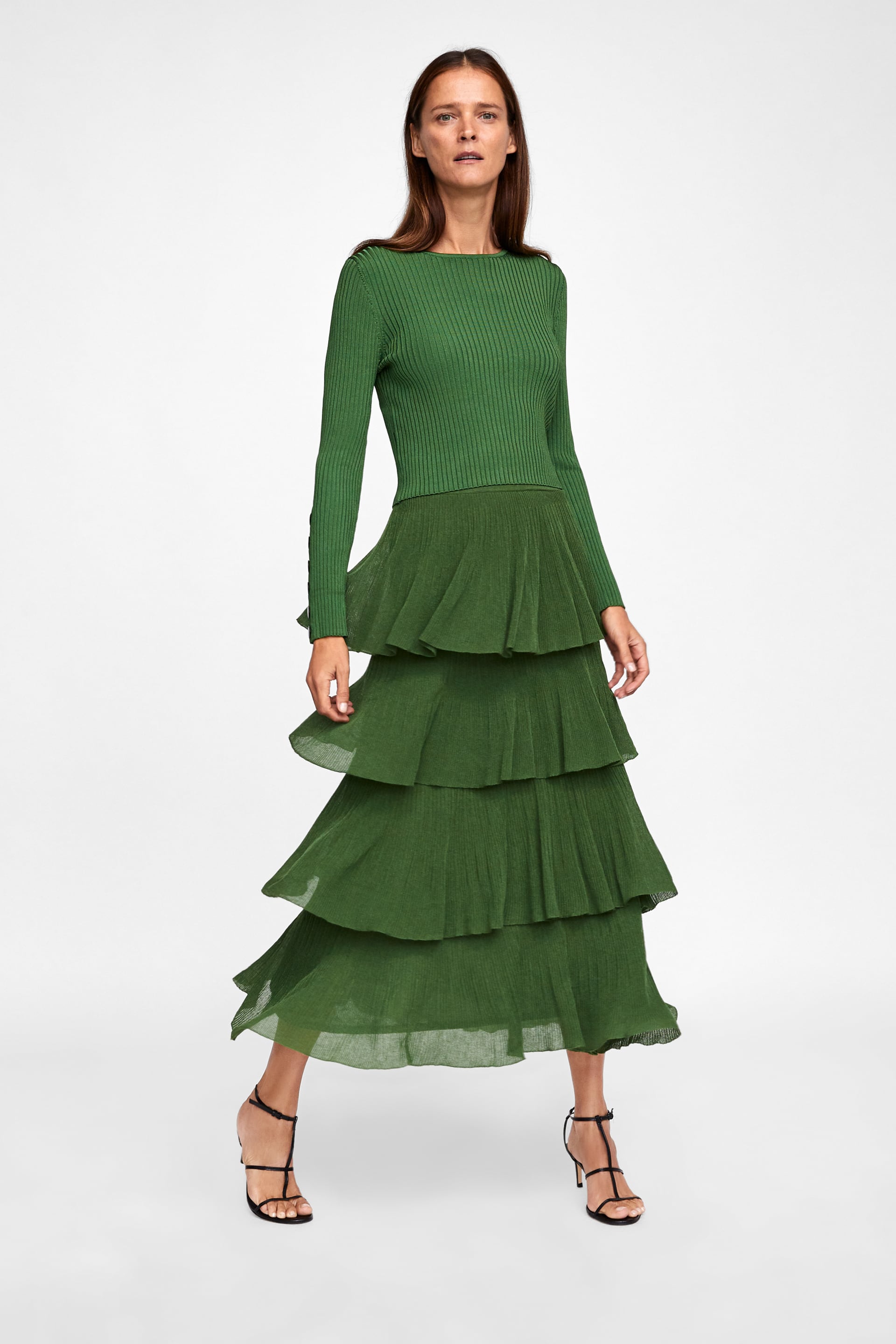 Además, esta falda de la nueva colección de Zara es de lo más favorecedora, ya que su cintura elástica se ajusta a cualquier silueta, y los volantes largos con caída aportan movimiento a la figura pero, al mismo tiempo, rebajan los volúmenes en la zona de las caderas.