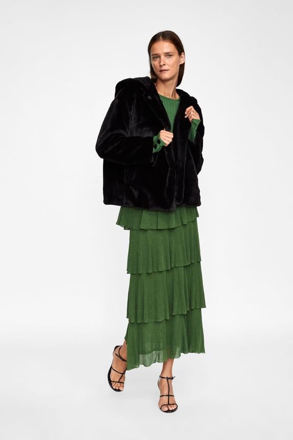 Y si te decíamos que te la puedes poner casi para cualquier ocasión, también te la podrás poner desde ahora, hasta que entre el invierno, porque con abrigo queda estupenda...