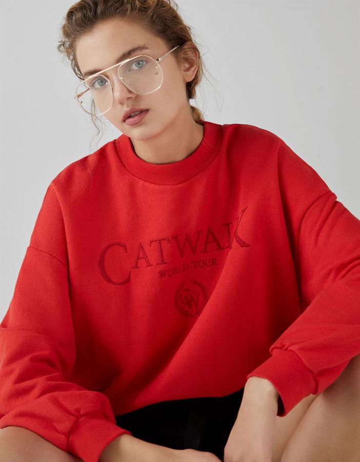Sudadera retro bordada en color rojo, 19,99 euros.