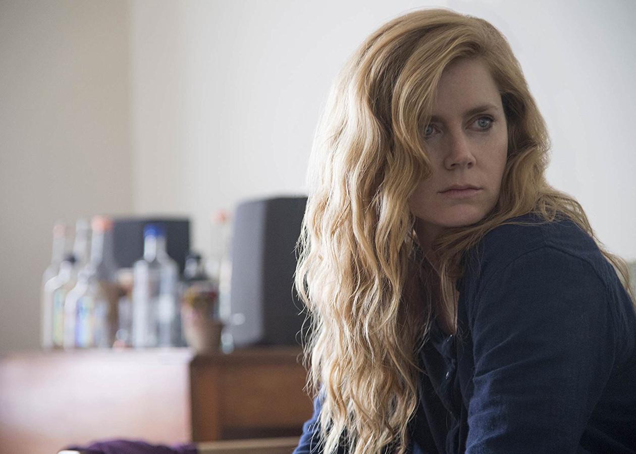 Camille Preaker, en 'Heridas Abiertas' / 'Sharp Objects' (HBO): HBO ha abierto heridas de verdad con esta serie, sobre todo en Amy Adams. La interpretación de Camille Preaker es impecable, y aunque en un principio no lo parezca, es una auténtica heroína.