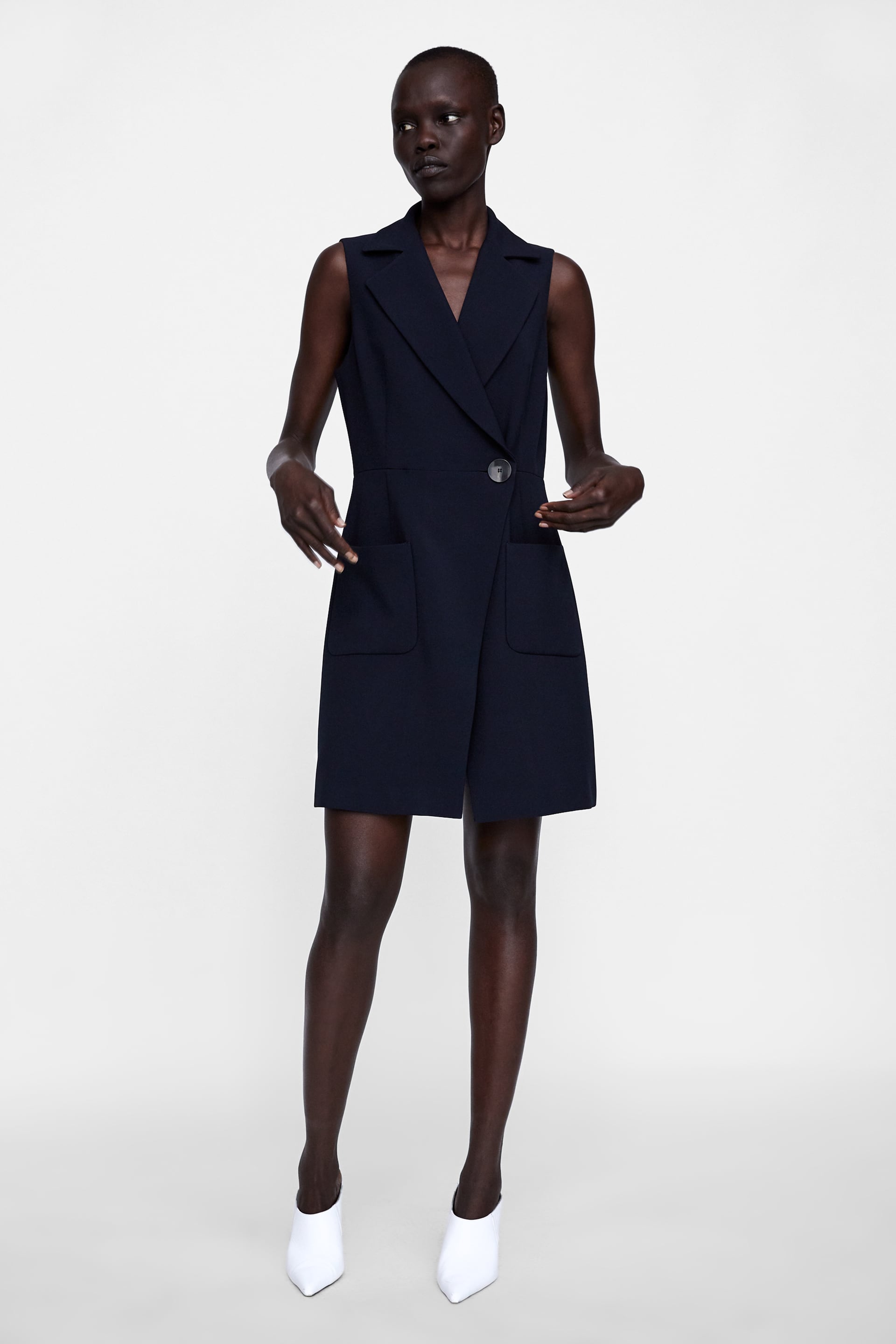 Versión clásica. El mismo esquema de vestido-chaleco, pero con más peso y una presencia más formal (Zara, 49,95 euros).