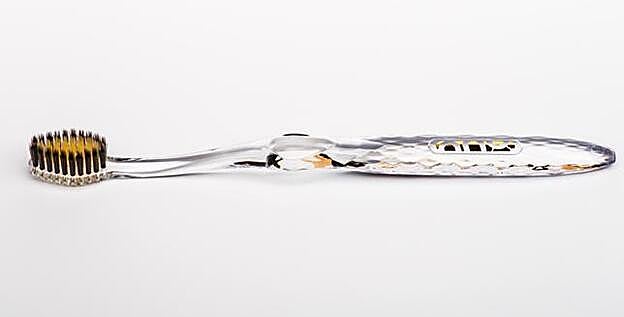 Charcoal and Goal Toothbrush, de la marca Nano-B, so se vende en España en la web Laconicum.