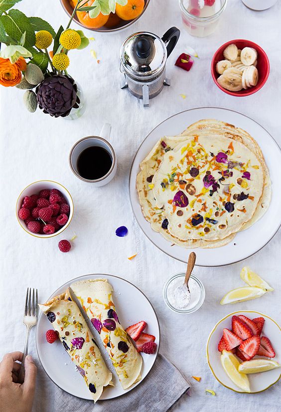 Ingredientes para 4 personas: -250 ml de leche-200 g de harina de trigo-4 huevos-Variedad de flores comestiblesPreparación: batimos todo junto menos las flores hasta crear una mezcla líquida y algo espesa. Vertemos las flores y hacemos a la plancha los crepes uno por uno. Dejar enfriar y acompañar con la fruta o el sirope que se desee.