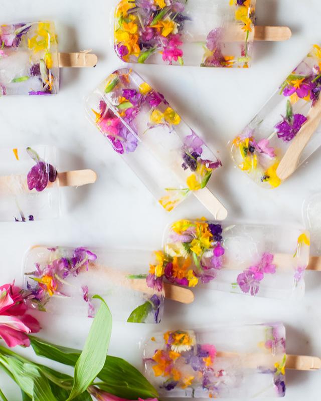 Ingredientes:-Agua de coco-FloresPreparación: mezcla las flores con el agua de coco y en el molde que tenga para hacer helados introdúcelo en el congelador.