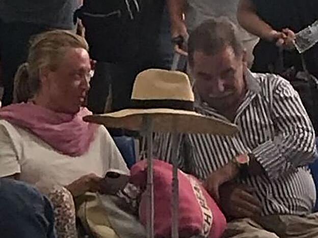 Lydia Lozan y su marido Charlie esperan en el aeropuerto de Mikonos.