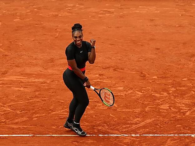 Serena Williams con el traje de la polémica en Roland Garros.
