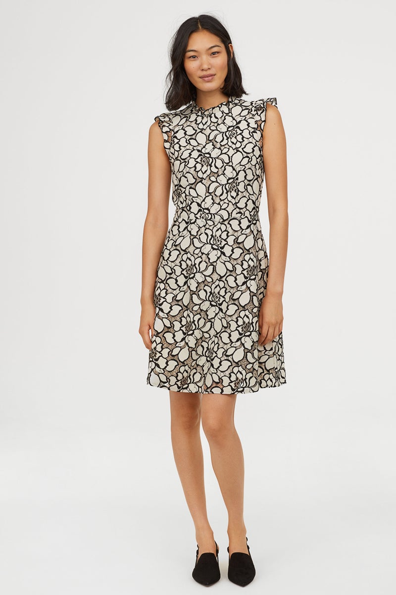 Vestido de encaje. Fantástico diseño en encaje calado con las mangas rematadas en un volante. Va a volar de H&M (49,99 euros).