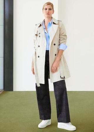 Trench+pantalón+camisa. Un estilismo fantástico de Violeta, con tres básicos que puedes combinar casi hasta el infinito. El trench clásico (59,99 euros).