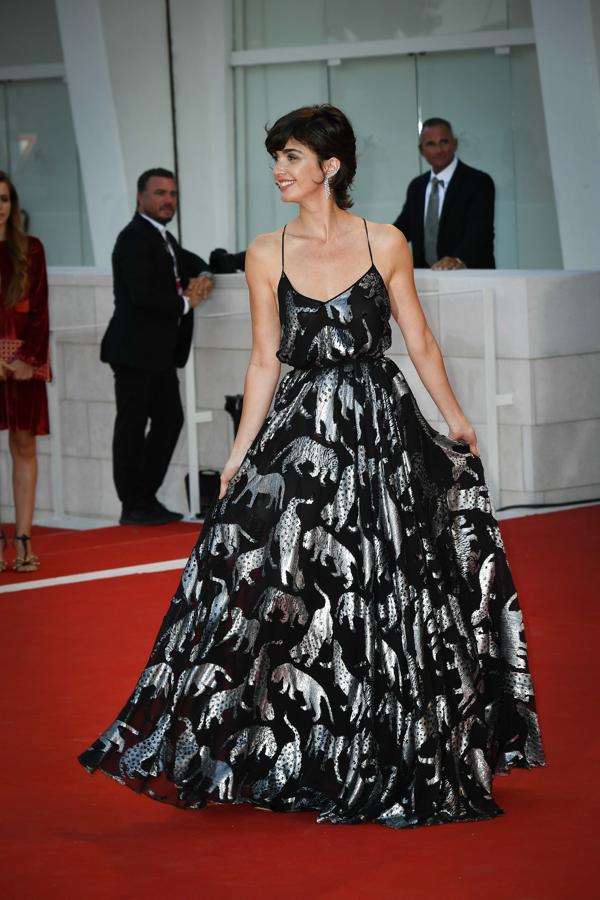 Paz Vega elevó la alfombra roja. La actriz española de 42 años dejo claro que es elegante y glamourosa. Que tiene gusto y además es atrevida. Para su desfile por la alfombra roja escogió un vestido de Carolina Herrera con estampados de leopardos.