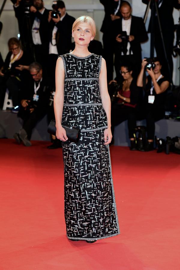 Clemence Poecy sabía que con un Chanel Alta Costura no iba a fallar. Sobria, elegante y simple, así triunfo la actriz francesa en Venecia.