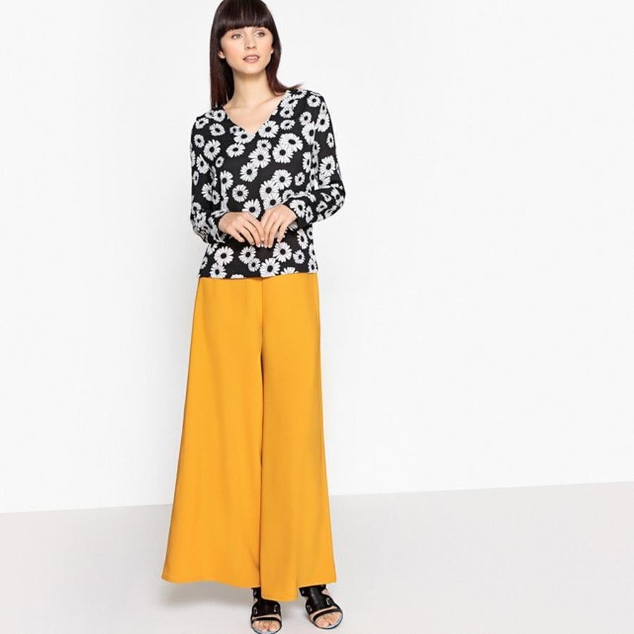 Pantalón maxi ancho en color amarillo con talle alto, 24,49 euros.
