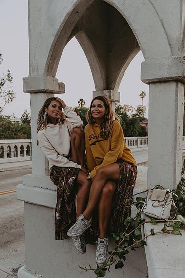 Jules Saldaña y Sara Escudero, con 'total look' de BA&SH