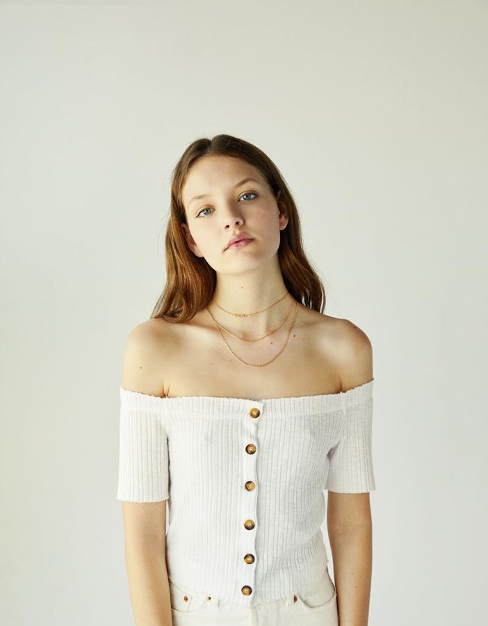 Camiseta de canalé con escote bardot y botones, 12,99 euros.