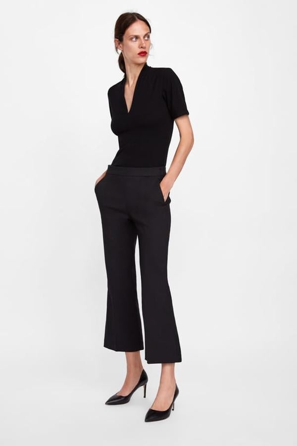 Camiseta de canalé con escote de pico y en color negro, 12,95 euros.