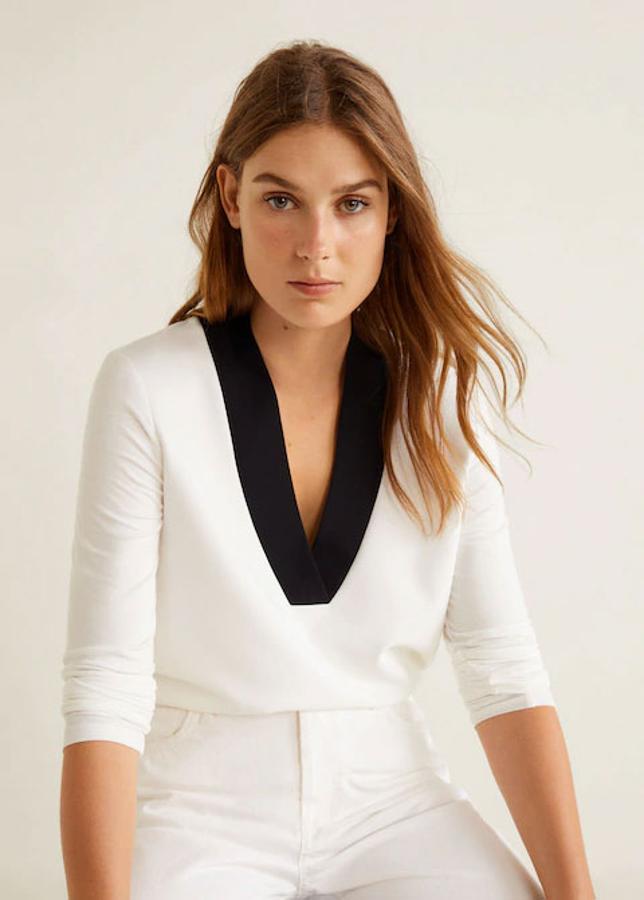 Camiseta modal en blanco y negro y con escote en pico, 22,99 euros.