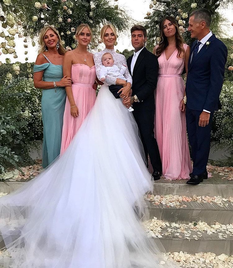 La familia de Chiara Ferragni al completo han querido inmortalizar el inolvidable momento y se han hecho una foto todos juntos para el recuerdo.