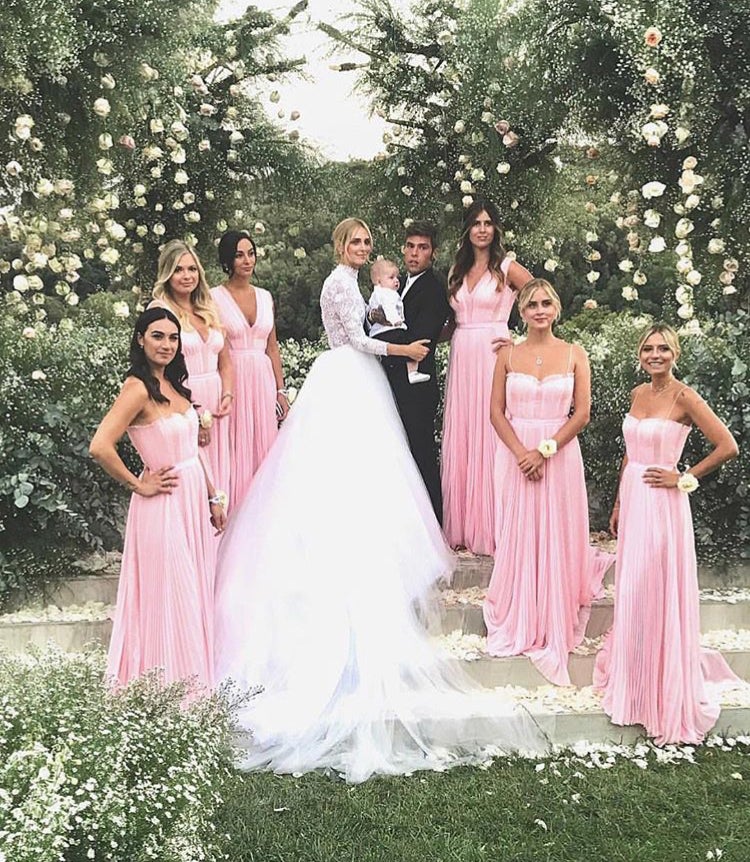 El ya matrimonio ha posado junto a las damas de honor, donde se encuentran las hermanas de Chiara. Además, Leone no ha querido perderse este bonito posado.