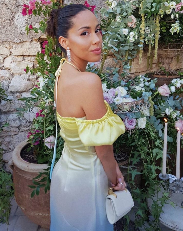 Carolina Cerutti ha escogido un diseñoen atado al cuello y mangas abullonadas en color amarillo degradado. Ella no es para nada supersticiosa...