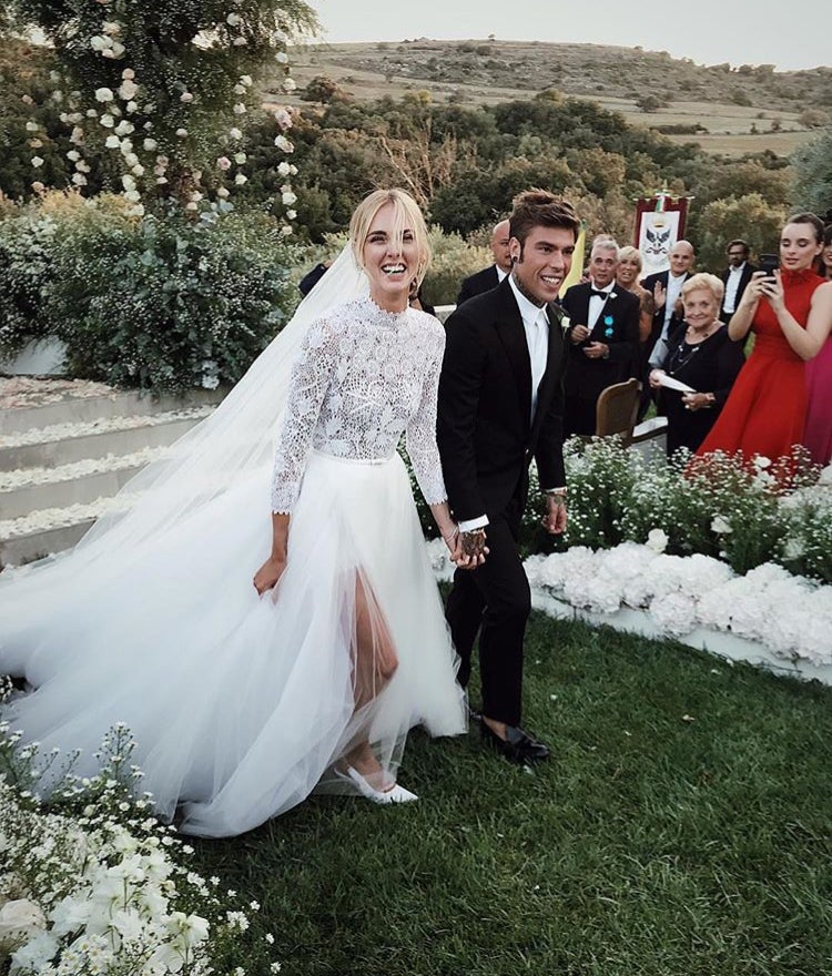 La pareja no ha dejado de regalar sonrisas a sus invitados y derrochaban felicidad. En la imagen podemos ver que el vestido de Chiara tenía una raja lateral que ha dejado ver sus sandalias destalonadas.