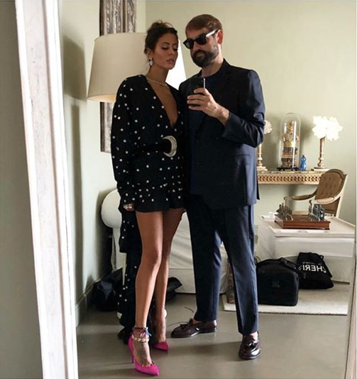 Gilda Ambrosio, creadora de Attico, ha acudido a la ceremonia como ves en la foto. Marcando la diferencia y haciendo que todos se giren para mirarla, la creadora de la firma de moda ha preferido este modelo corto a ir de largo. Ha arriesgado y no le ha salido mal la jugada...