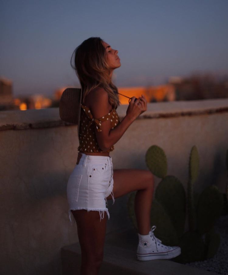 Lucia Ba´cena, por su parte, las lleva también de doble suela, altas y blancas y ha escogido combinarlas con unos shorts del mismo color. ¡Look veraniego total!