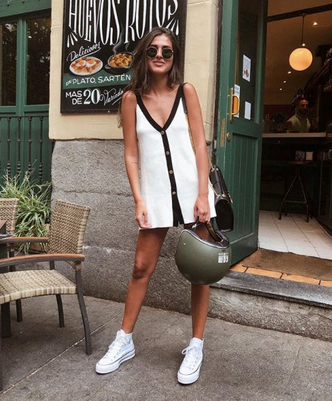 Hace unos días veíamos a Mery Turiel subirse a una moto con el look que ves en la foto. Sus Converse son de Ulanka y las ha llevado con esta blusa bicolor. ¡Nos encanta su look!