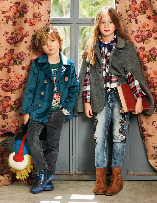 Bruno lleva chaquetón de Pan con Chocolate, camiseta de Desigual, pantalón de Primark y botas de Pablosky. Claudia, capa y camisa de El Corte Inglés, pantalón de Desigual y botas de Mayoral.