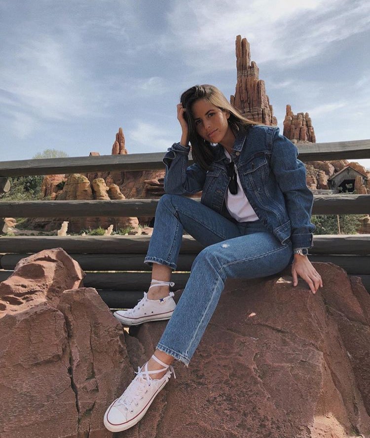 La influencer Nina Urgell con converse bajas que combina con un look total denim. ¡Acertado!