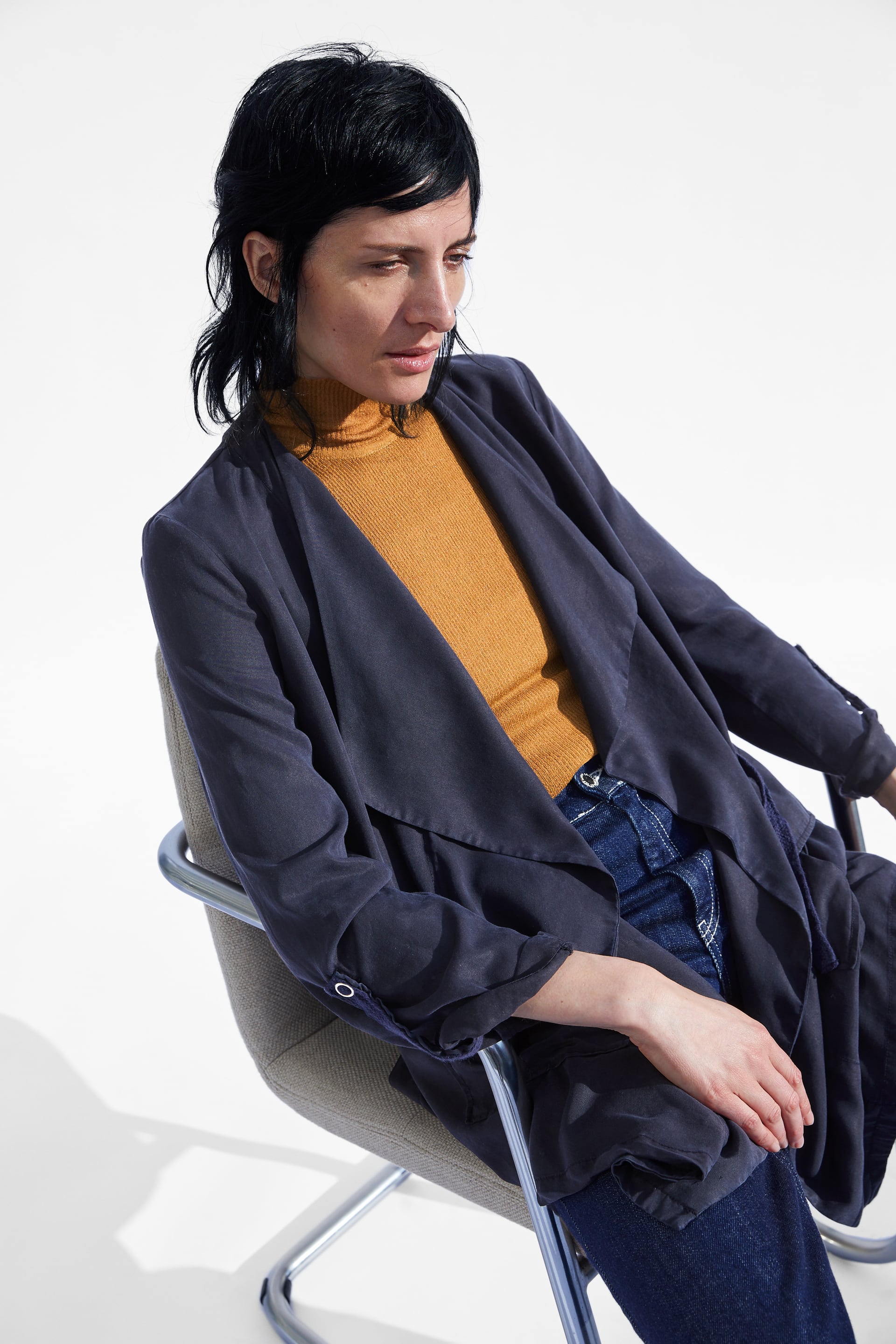 Chaqueta fluida en color azul oscuro de Zara: 39,95 euros.