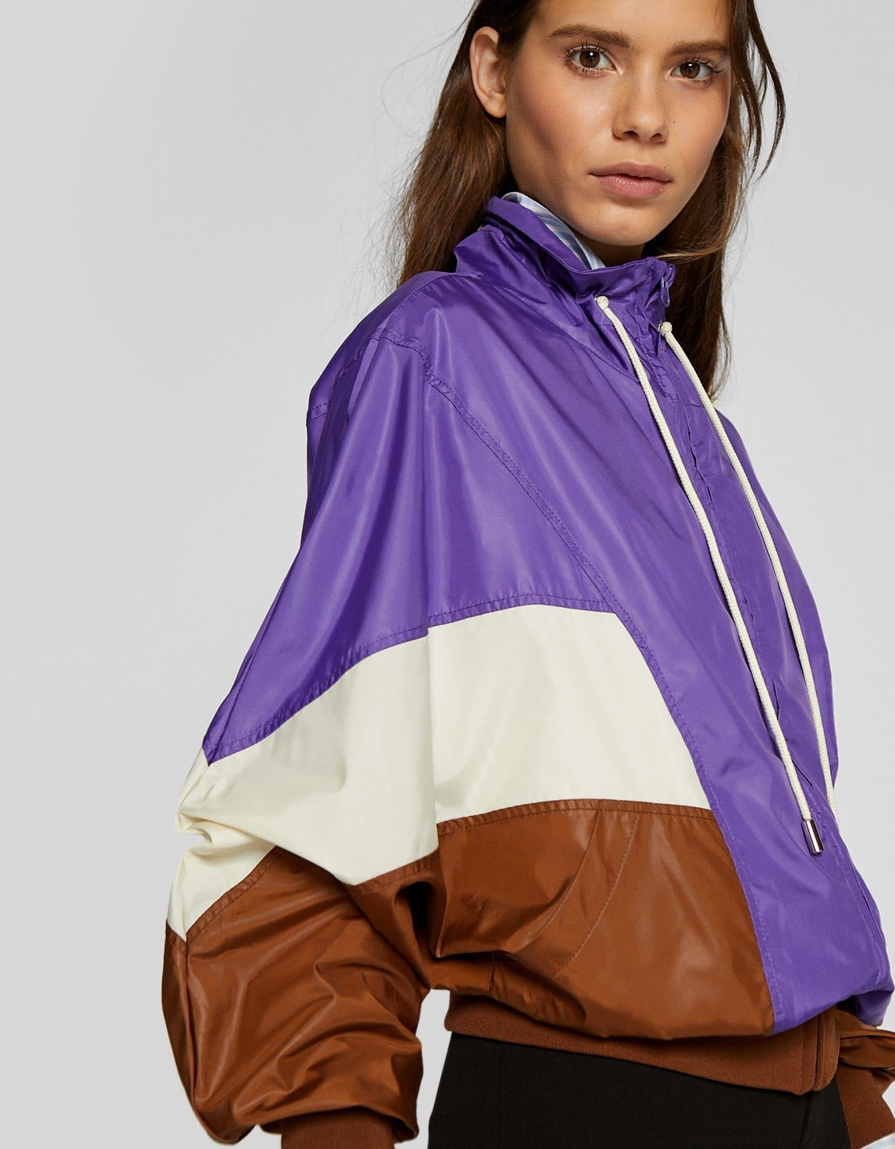 Cazadora de sport de rayas de Stradivarius: 25,99 euros.