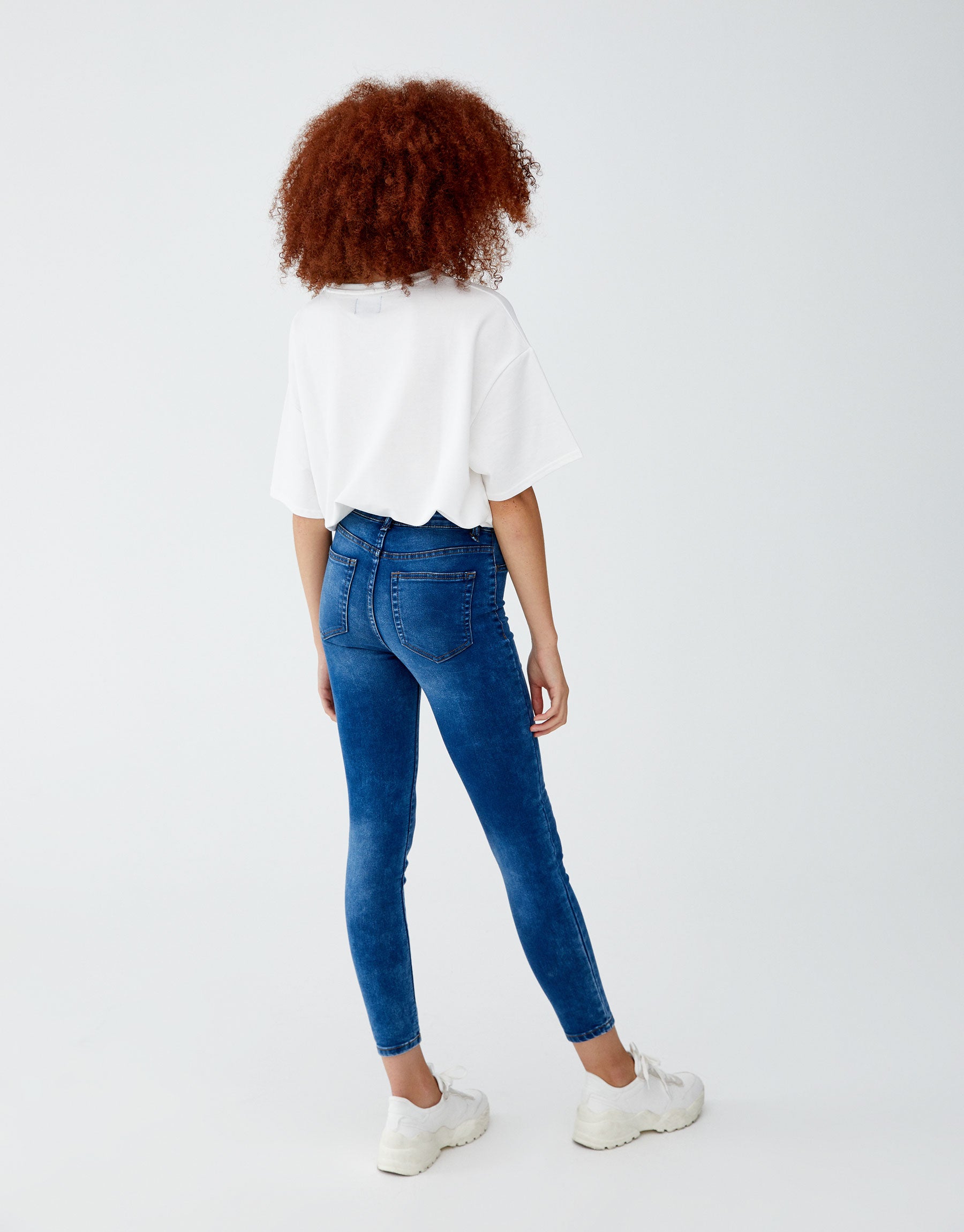 Jeans skinny con tiro alto y bajo alto de Pull&Bear: 12,99 euros.