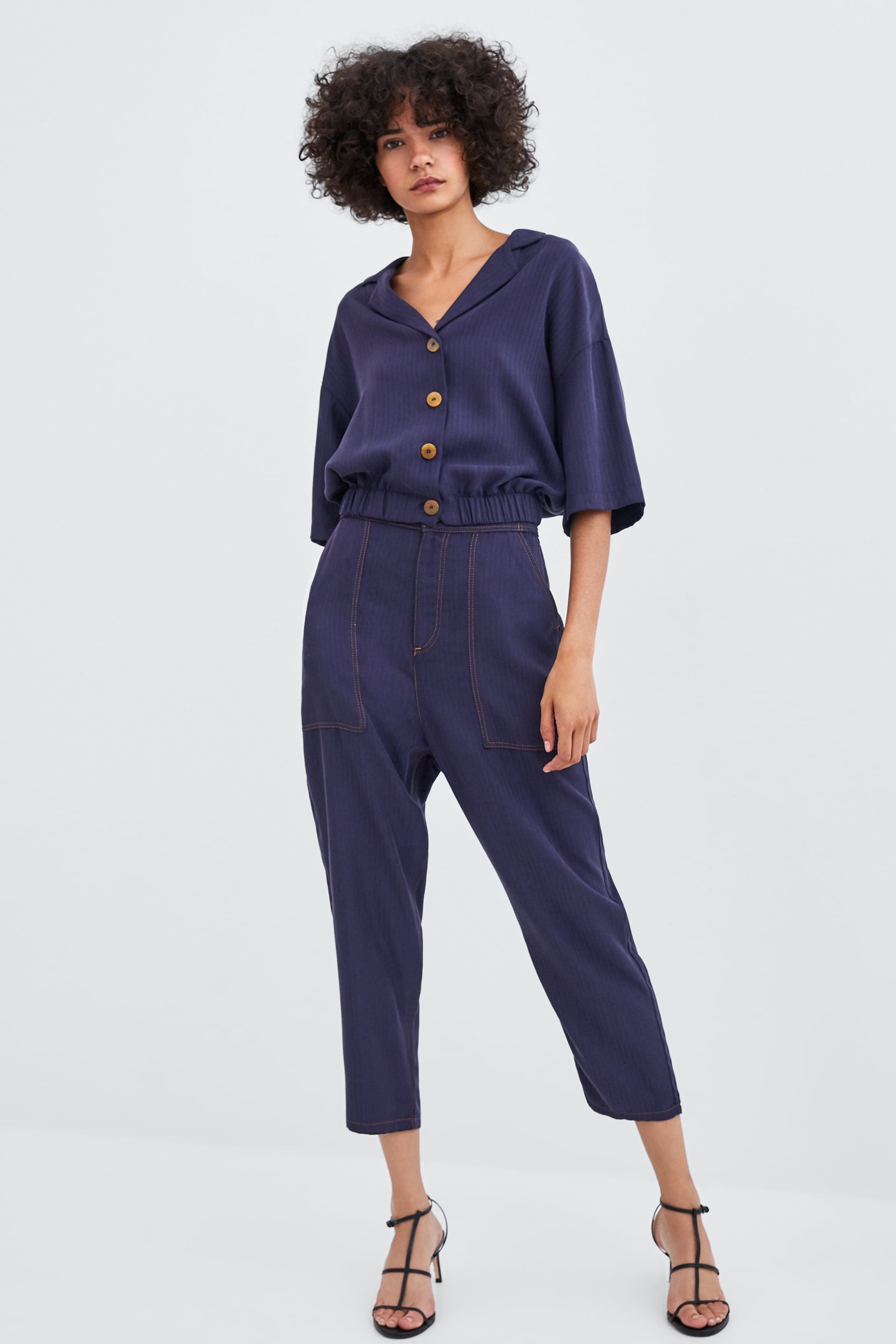 Pantalones estilo jeans de Zara, con bajo alto: 25,95 euros.