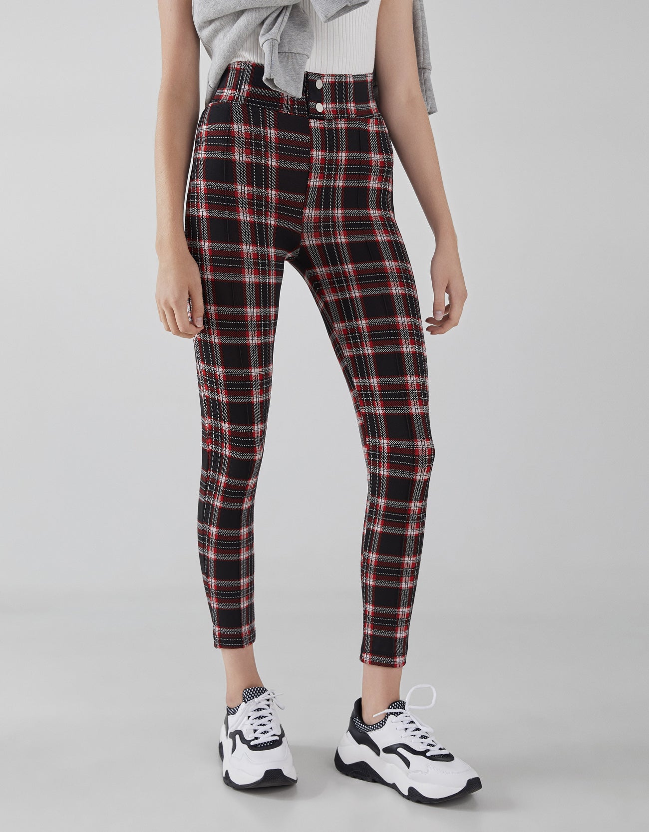 Leggins de tiro alto, bajo alto y de cuadros de Bershka: 17,99 euros.