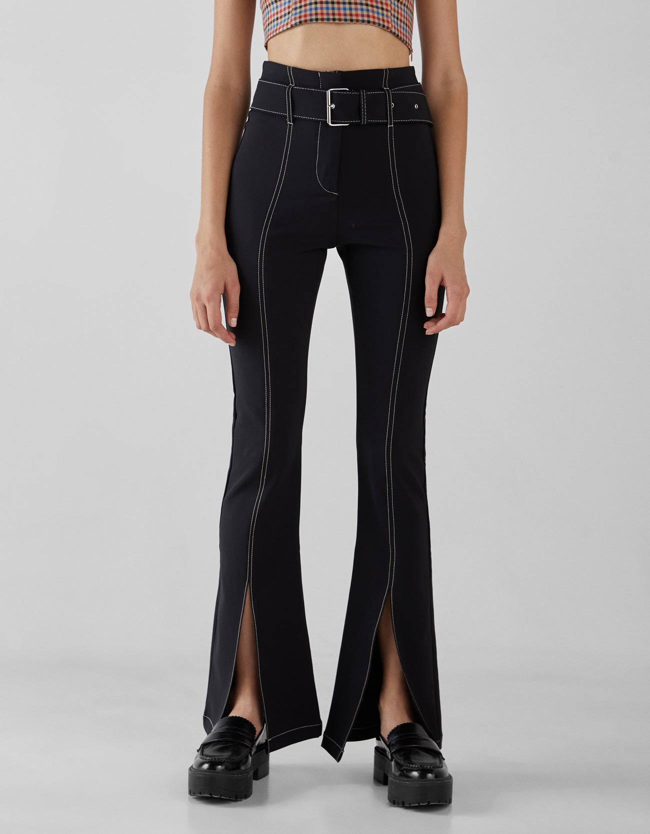 Pantalón flare con contraste, aperturas y tiro alto de Bershka: 25,99 euros.