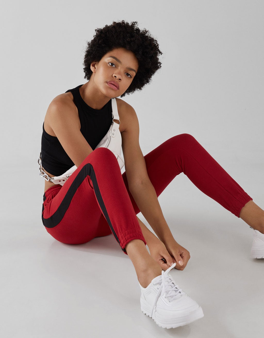 Pantalón jogger con banda lateral y puño bajo de Bershka: 12,99 euros.