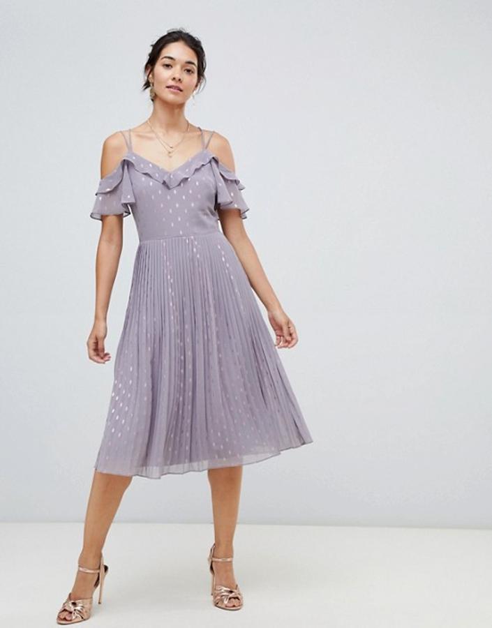 Midi, con falda plisada y detalle de volantes en el escote. Precio del vestido de invitada: 98.99 euros en Asos.
