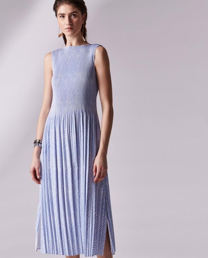 Este vestido de Adolfo Dominguez es sobrio y romántico. Ideal para bodas que comienzan en el día y se alargan hasta pasada la media noche. Precio:69 euros en El Corte Inglés.