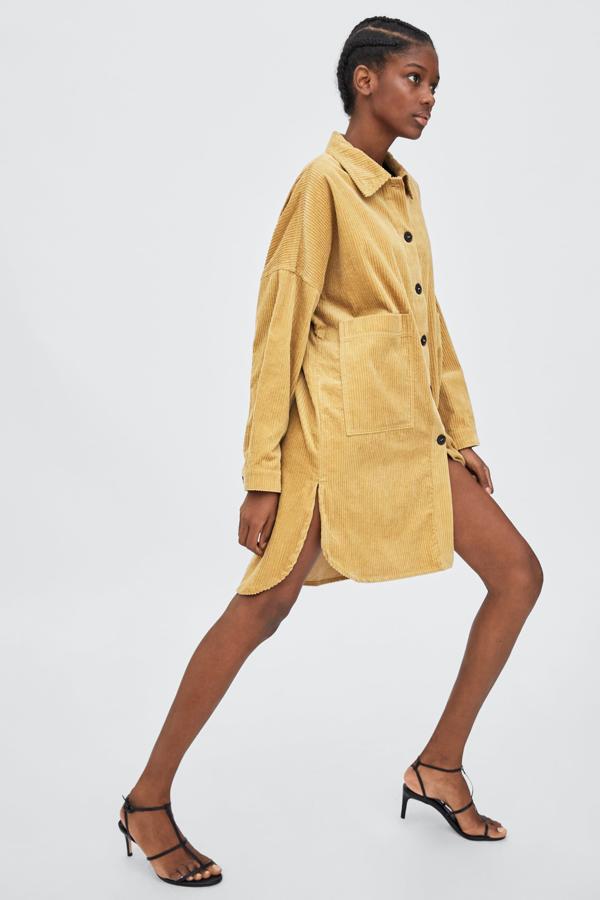 De largo tres cuartos y de inspiración trench, parka de Zara (39,95 euros).