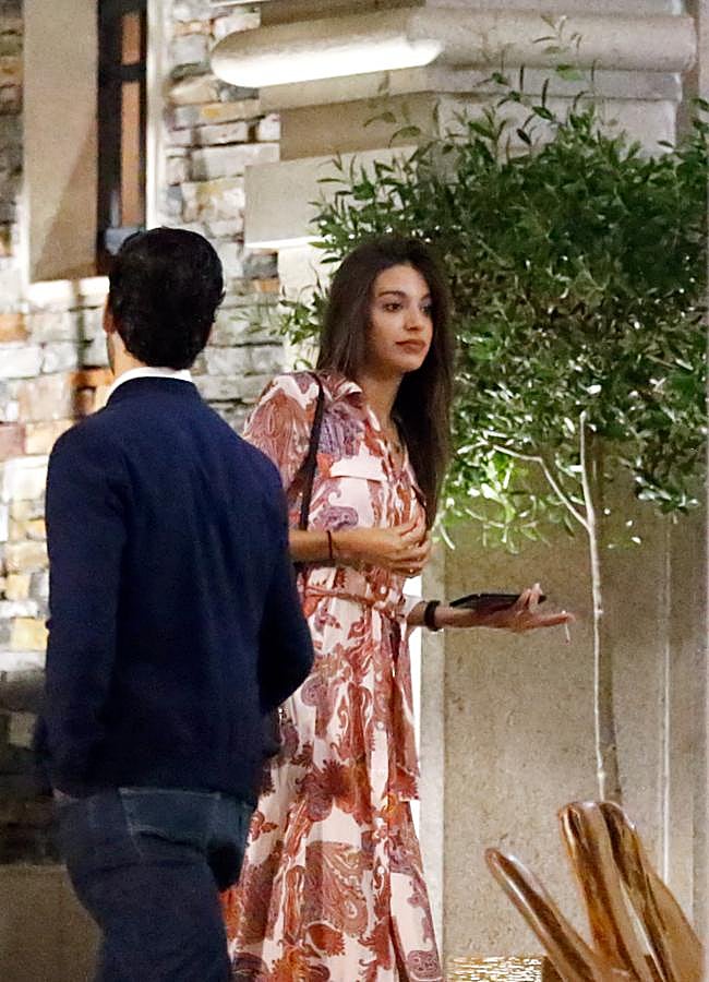 Lo de Ana Guerra y Miguel Ángel Muñor parece que ha pasado de ser un rumor, a una relación confirmada. Para su última cita en un restaurante de la Sierra de Madrid, la cantante ha apostado por un look que le sienta de maravilla... pero que, como cualquiera de nosotras, es repetido.