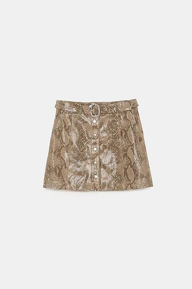 Falda mini con estampado de serpiente, 59,95 euros.