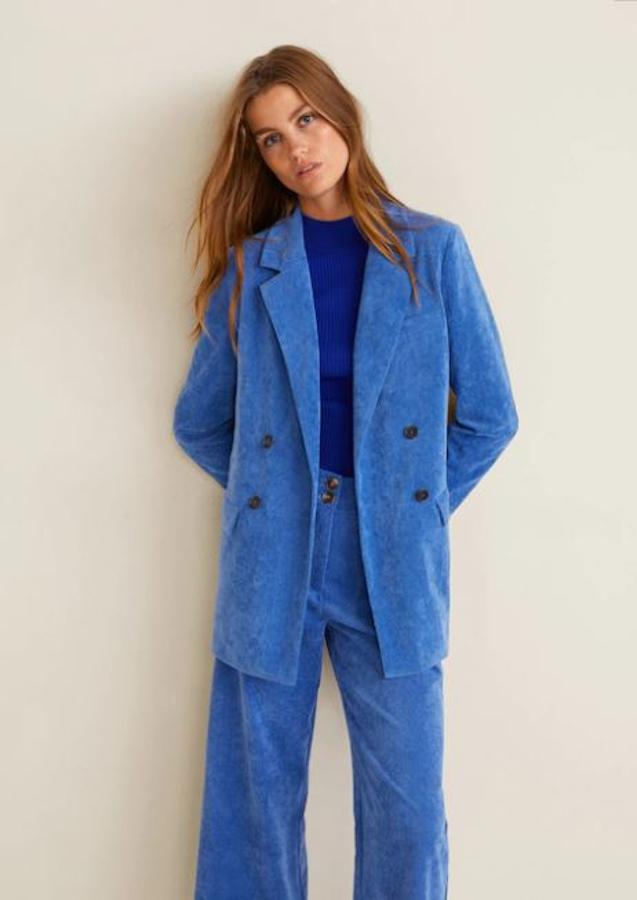 Hay varias versiones y este traje de Mango es en pana fina y color azul fuerte. Ideal para no entrar de golpe en los marrones del otoño (chaqueta: 49,99; pantalón: 35,99).