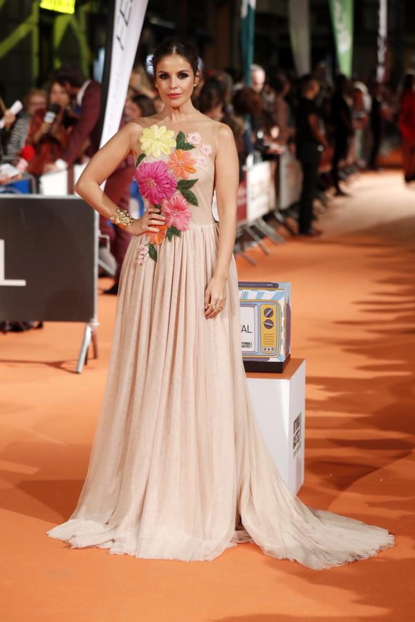 Marta Torné apostó por un romántico vetsido de estilo princesa con falda de tul y cuerpo bordado. Aunque en esta foto no se ve, tenía una impresionante espalda transparente.