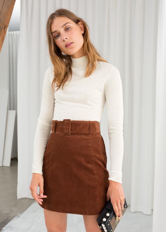 Es su prenda estrella, como se llevaba en la década de los 60. Esta de & Other Stories va con cinturón (49 euros).